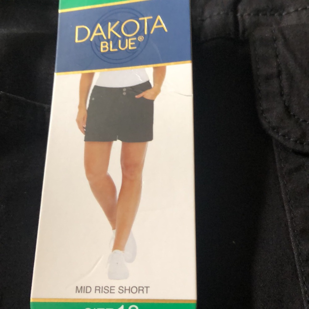Shorts new womens new size 12 midrise 97% cotton 3% spandex Dakota